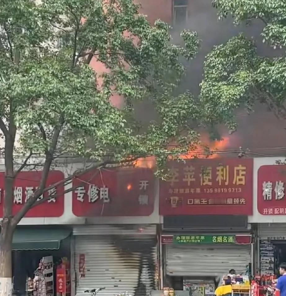 5月23日，河南洛阳天津路联盟路口一修车店突发火灾，现场火势十分猛烈，滚滚浓烟升