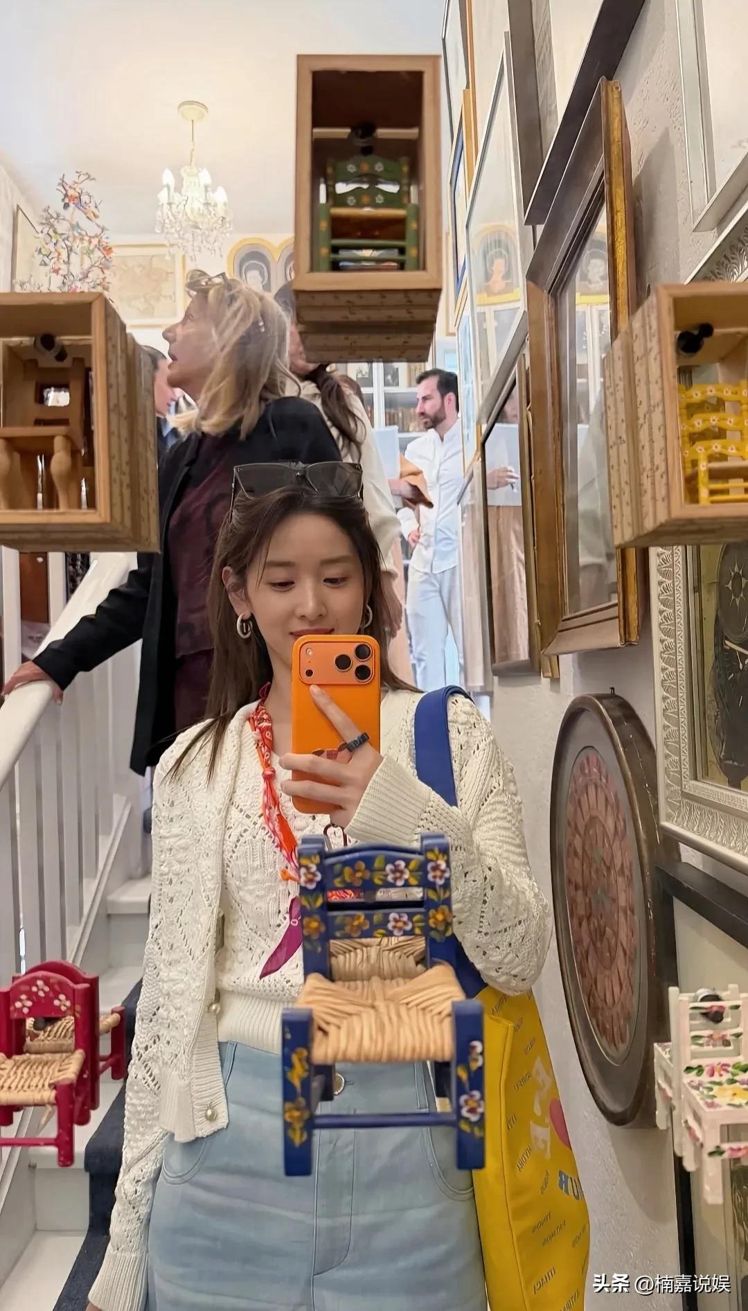 章泽天巴黎看展，旁人镜头下的她，确实很美，很有范儿。
长发披肩的她，穿着一件白色