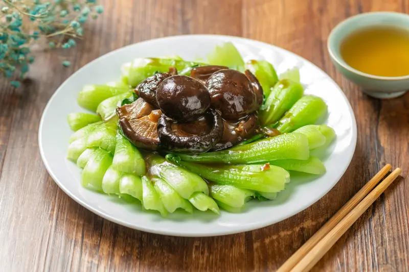 香菇这食材，适配度超高，和好多菜炒一起都好吃。
香菇配油菜就很棒。香菇本身味道醇