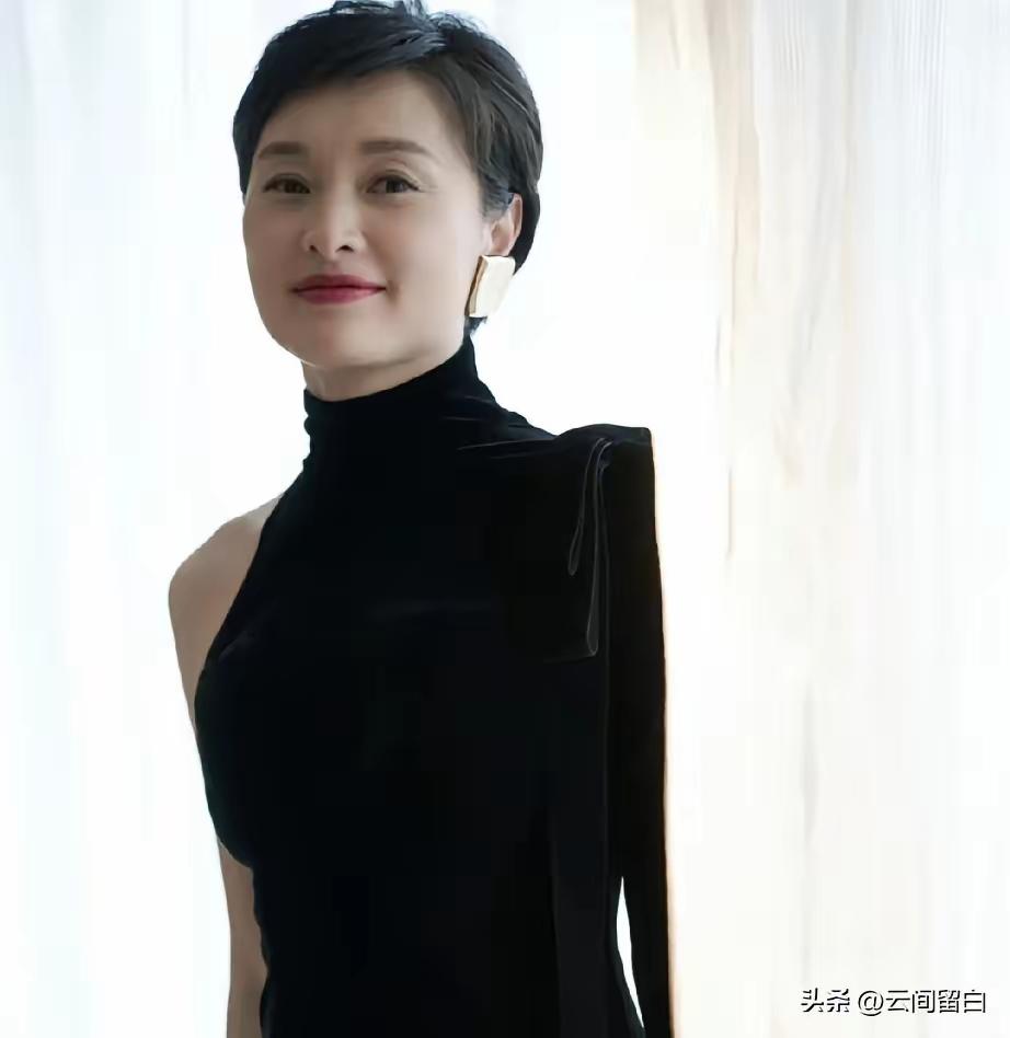 说句不该说的话，
看了吴越在白玉兰的状态，
才真的觉得婚姻会封印女人。
​以前觉