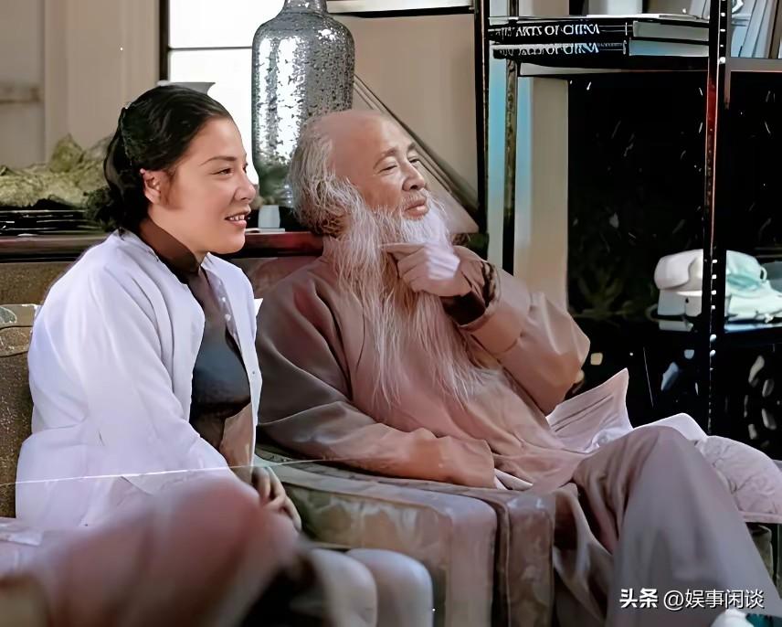 国画大师张大千和娇妻同框，年龄整整相差三十岁！
 
画面里，张大千已是满头白发，