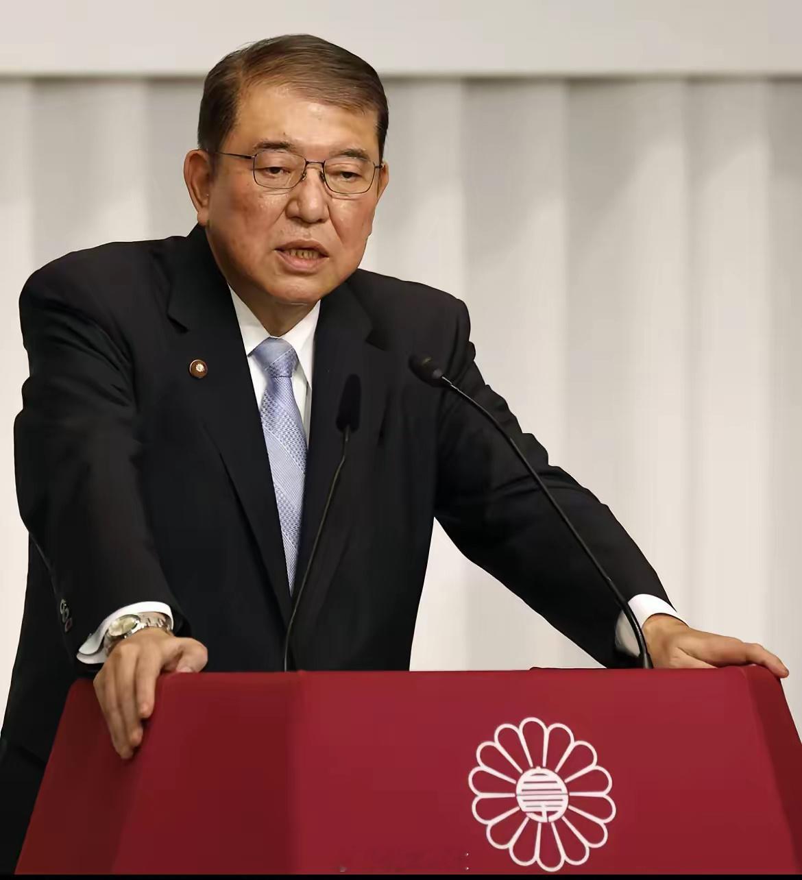 美国对日本汽车加征25%关税，日本首相石破茂说——有人告诉我，不跪！[笑而不语]