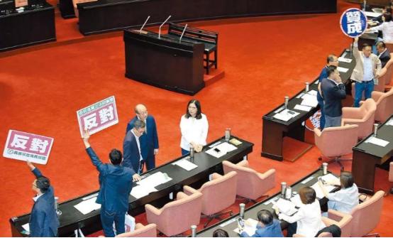 59 比 0 全票通过！台湾 7800 亿军购案尘埃落定，现场出现了最荒诞的一幕