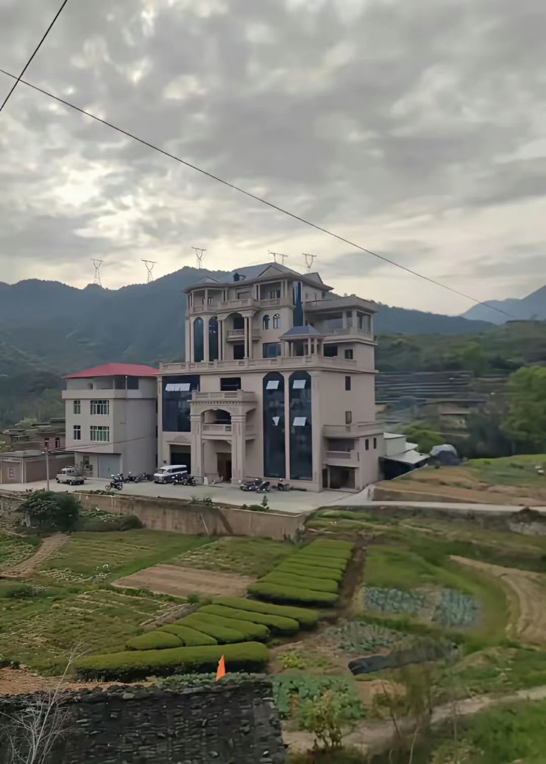 在农村建一栋这样的别墅得花多少钱？ 