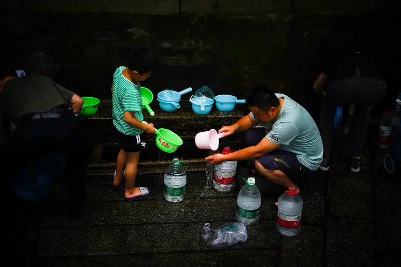 济南黑虎泉景区游客排队取水的事儿太有意思了。五一假期，大家不是去看景，而是排着队