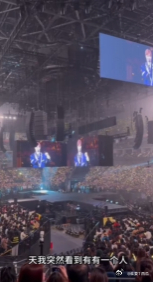 李宇春有求必应 哇塞，李宇春简直是宠粉界的神！粉丝在线求唱《沐月光》，她一边调侃