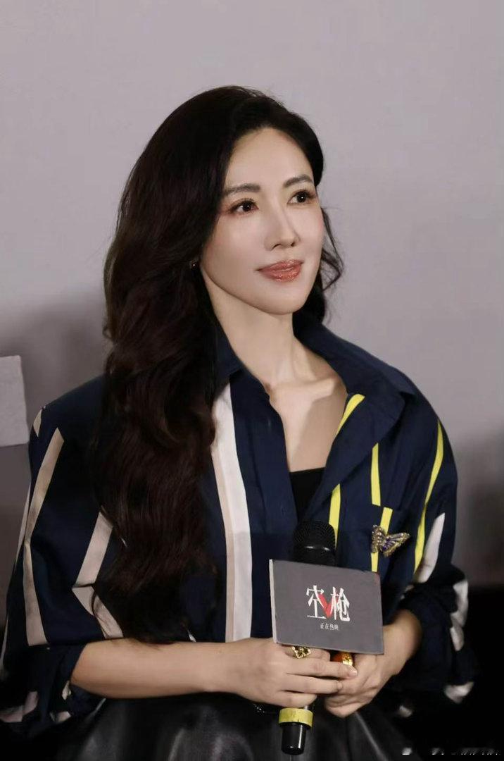 檀健次是李施嬅的指定发言人 姐弟俩一个眼神就懂恰到好处的补充让路演现场充满了人情