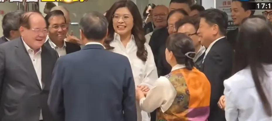 郑丽文回到台湾，郑丽文的老公骆武昌可能没有来接机。

郑丽文发表讲话称，好好做事