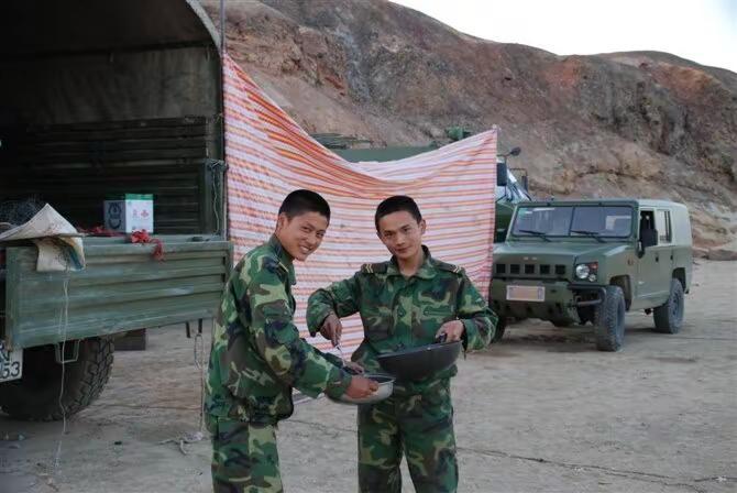 穿过这身军装的人你在哪里致敬军旅 若有战召必回 军旅生活 怀念军旅生涯