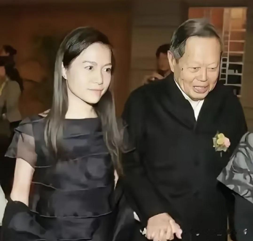 49岁，翁帆终于走到了人生的十字路口，

三条路，每一条都让人心疼又牵挂。

是