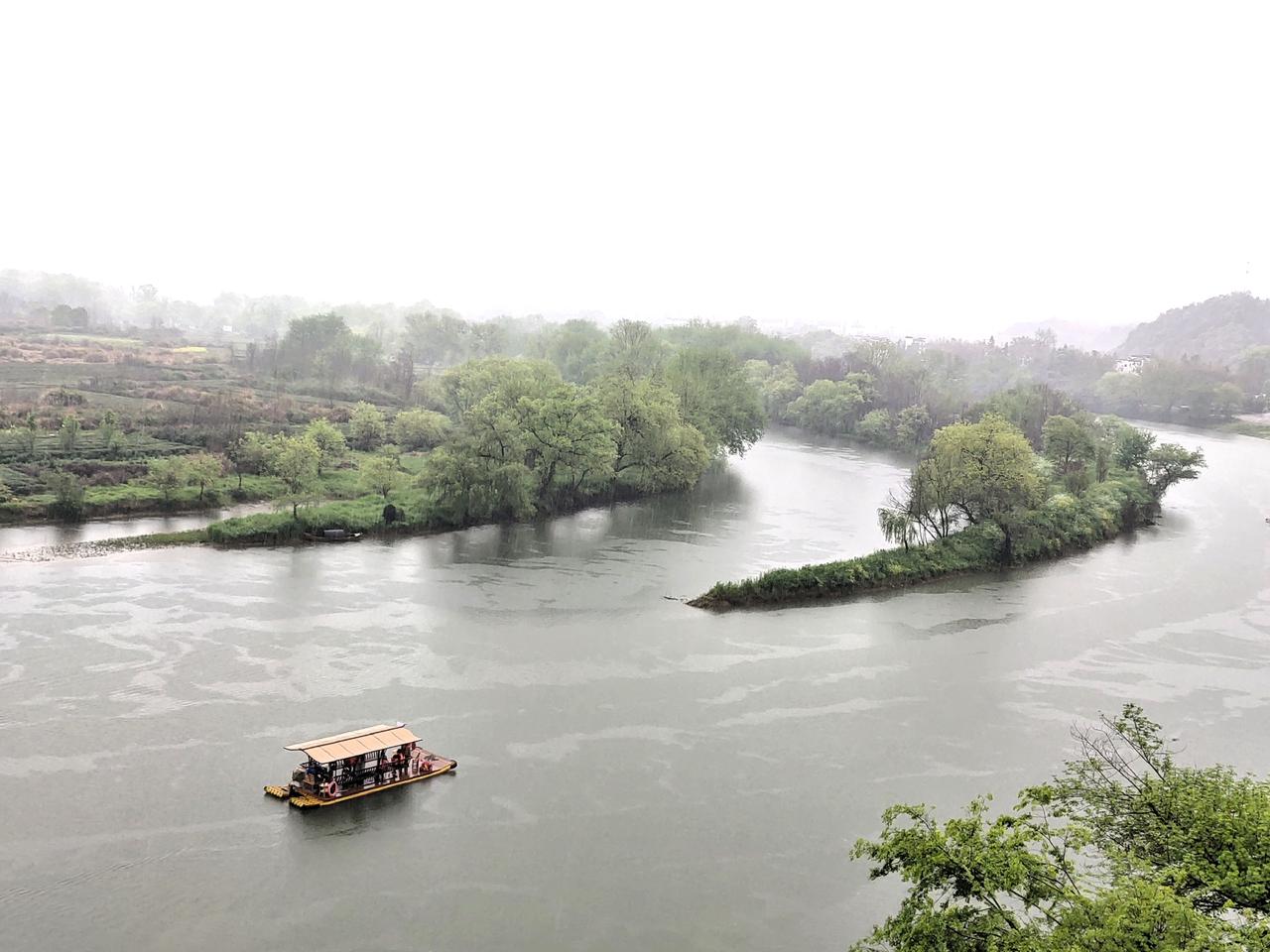 去婺源的第一天下大雨，女儿在网上花了五百多包了一辆车，逛村落。整个行程包括月亮湾