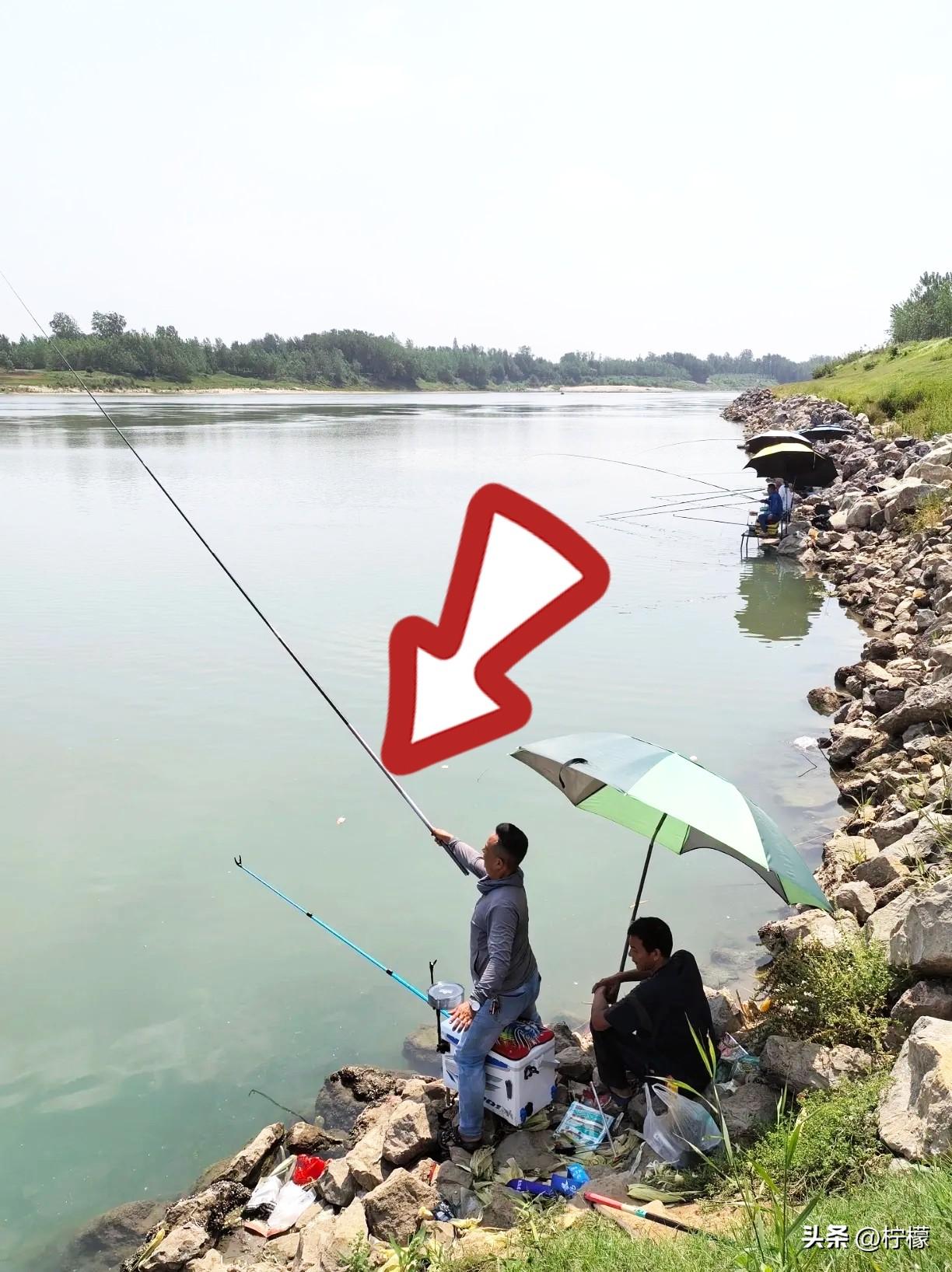 真是服了我家老公了
退休刚两个月，班也不上了
退休金就2400块
我还担心他闲出