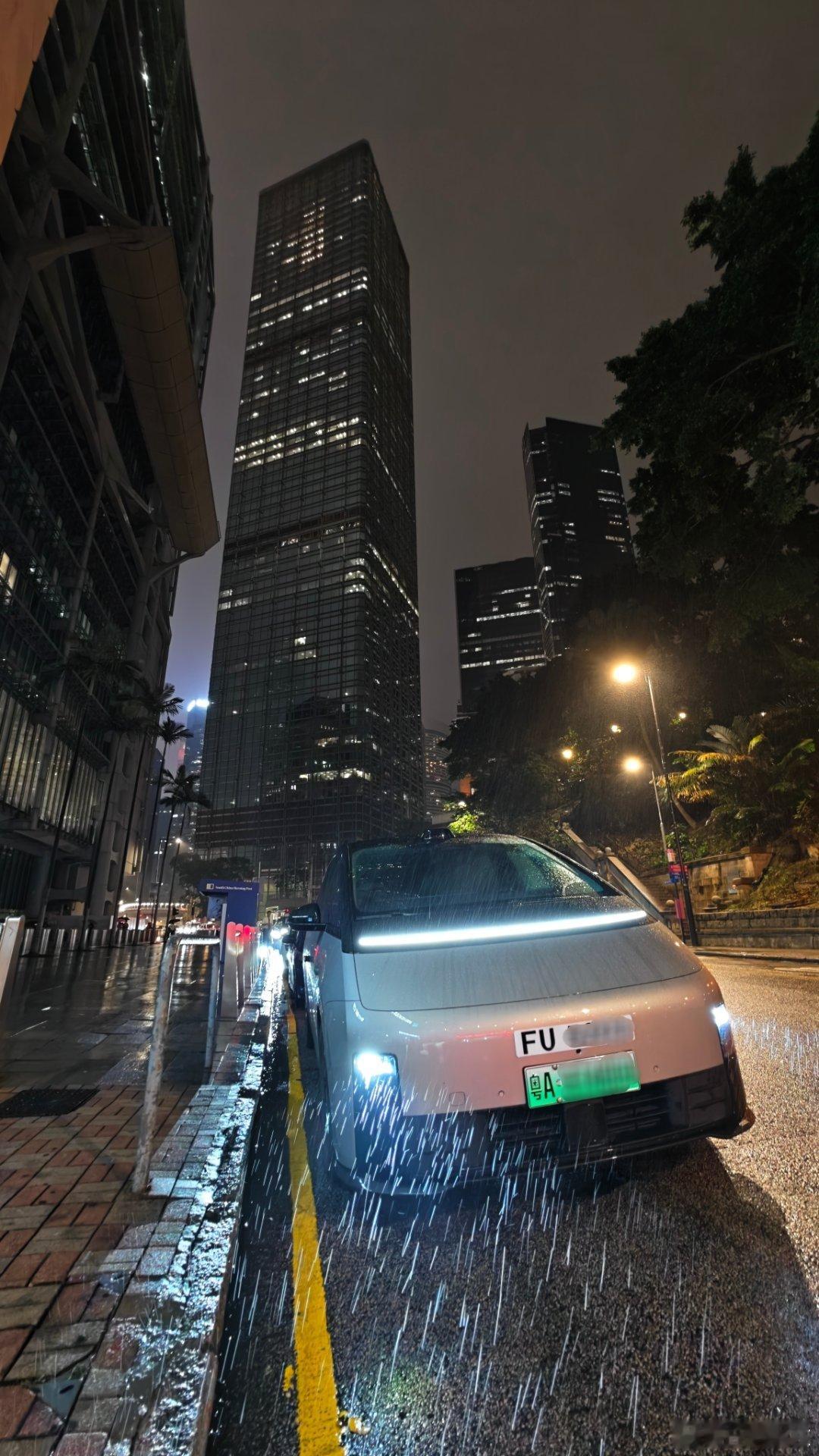 想过来拍点东西，无奈下雨了，也不下大，就这么小雨点纷飞，就当踩点兜风了，在香港夜