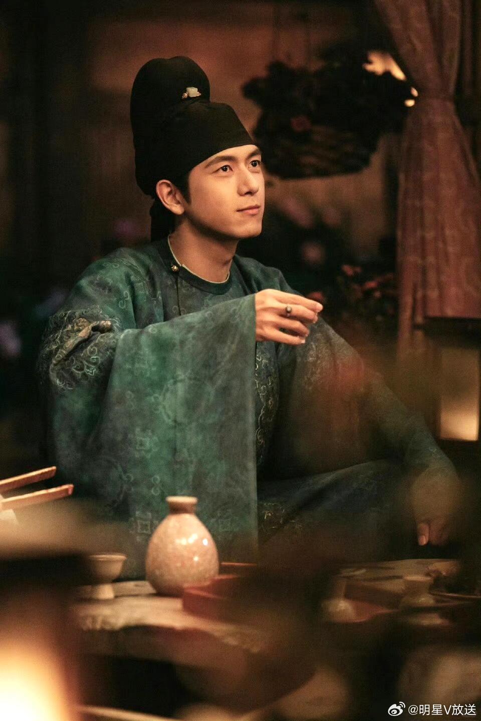 偶遇李现穿短裤跑步 北京奥森偶遇李现坚持跑步锻炼，常年保持运动习惯，自律到让人佩