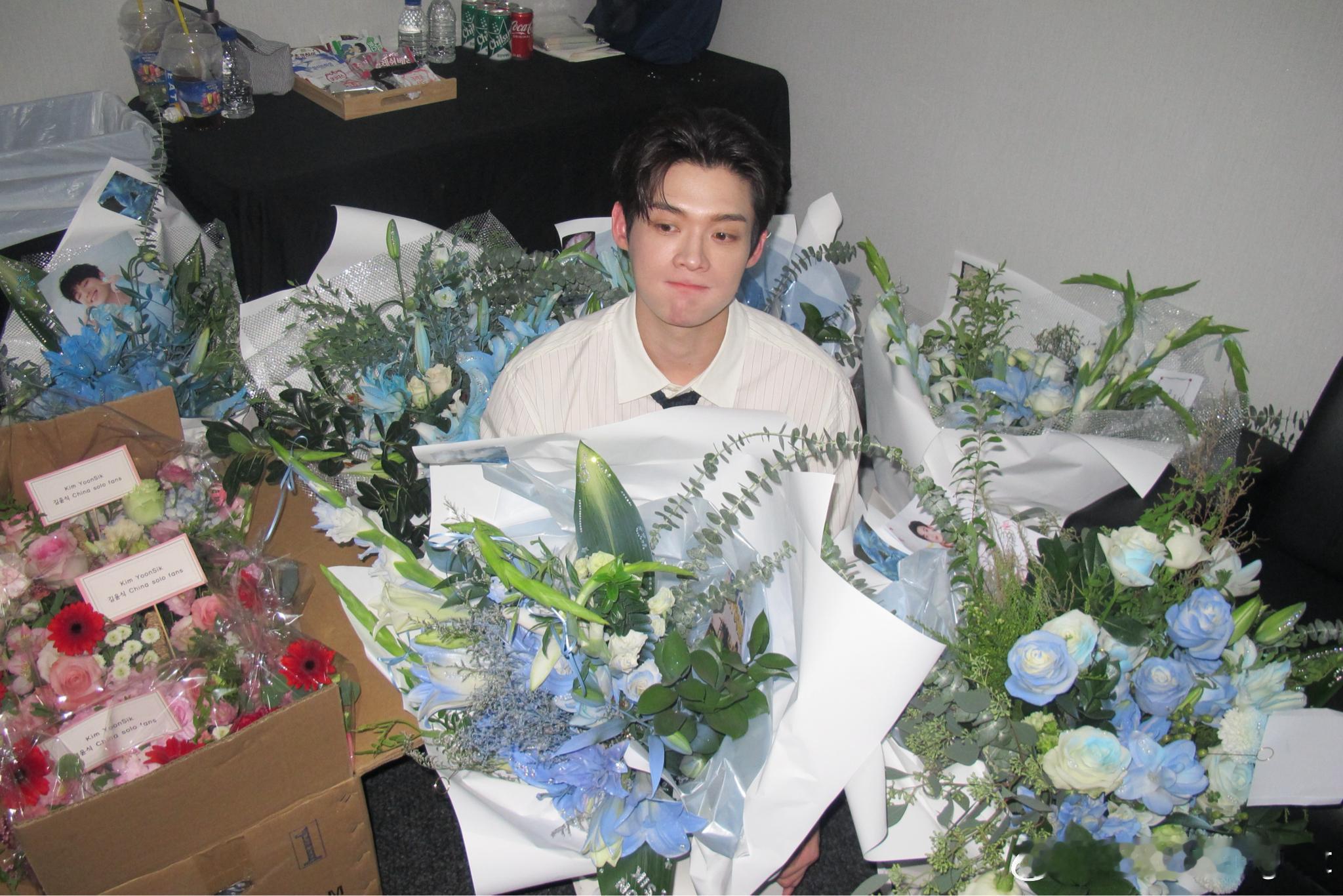 金允植 我又哭了，是我们后花园送的花哥哥等着明天被更多花包围吧！！！然后当前最重
