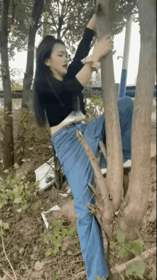 这女娃儿太皮喽，裤子又挂树上了工地上的娘们 本段为美女 女娃臭美 后生女娃 山东