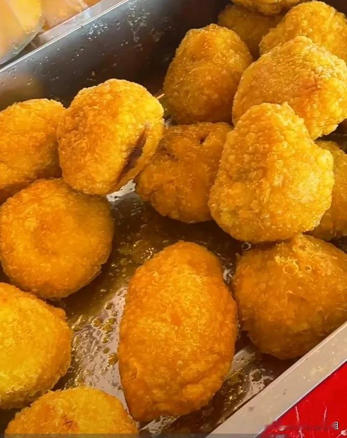中午的饭，来自邻居的投喂。

邻居白白嫩嫩的小媳妇，今儿过生日。

她们家开小超