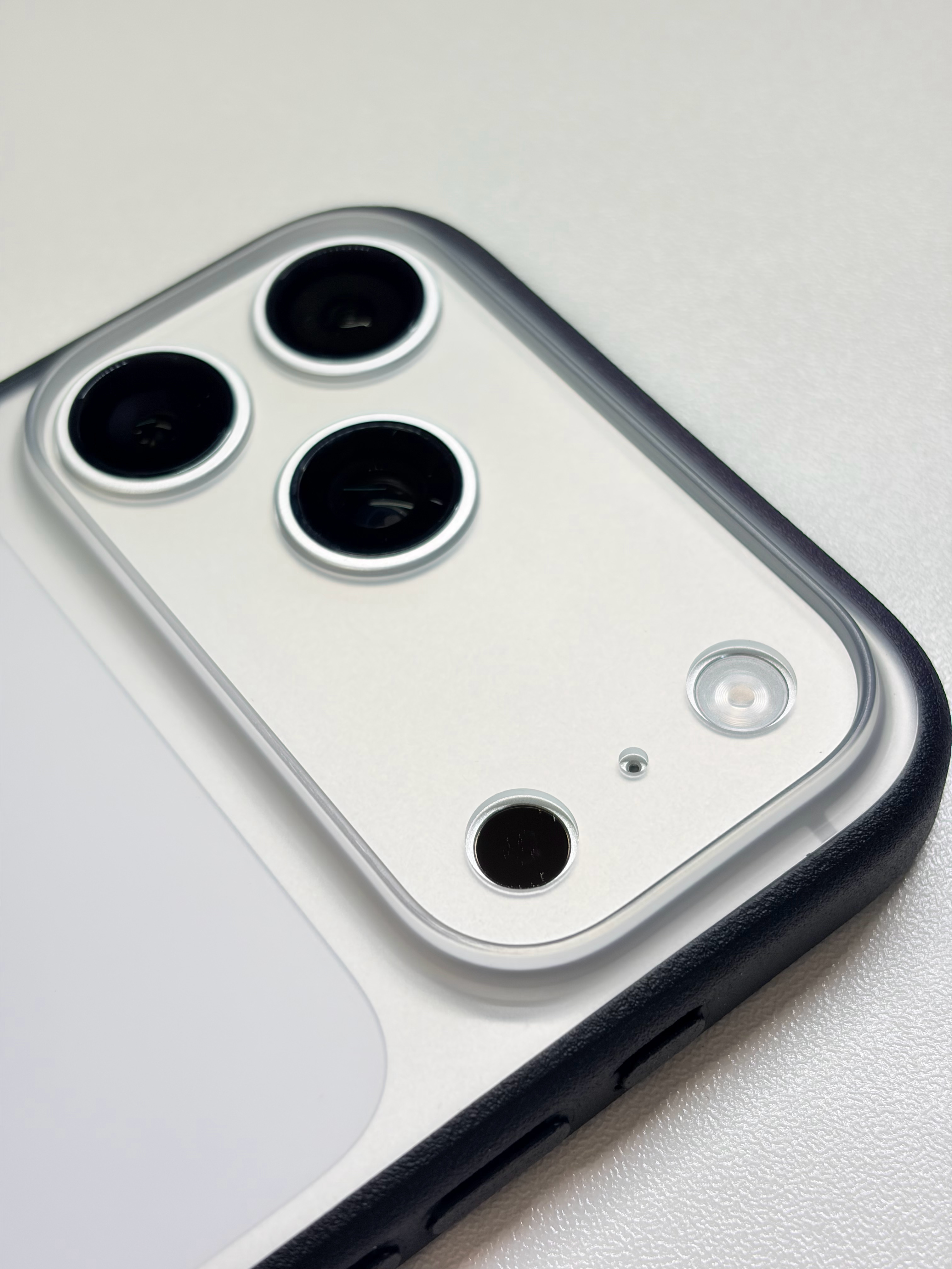 给iPhone 17 Pro Max换个手机壳，整体还不错，精孔很喜欢！就是背部