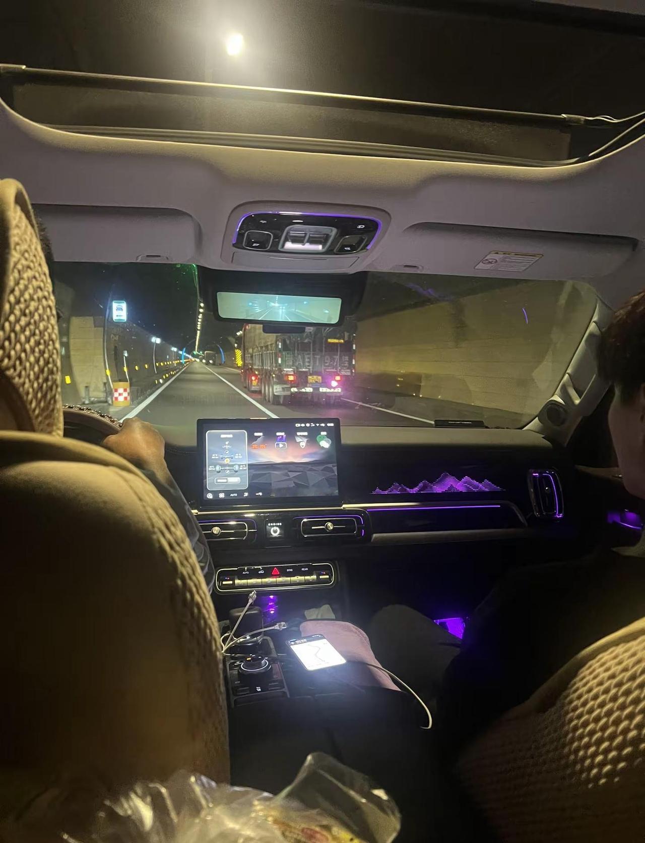 夜色归途行驶在漆黑的隧道里，车灯划破沉沉夜色，窗外的灯光一闪而过，车厢里流淌着淡