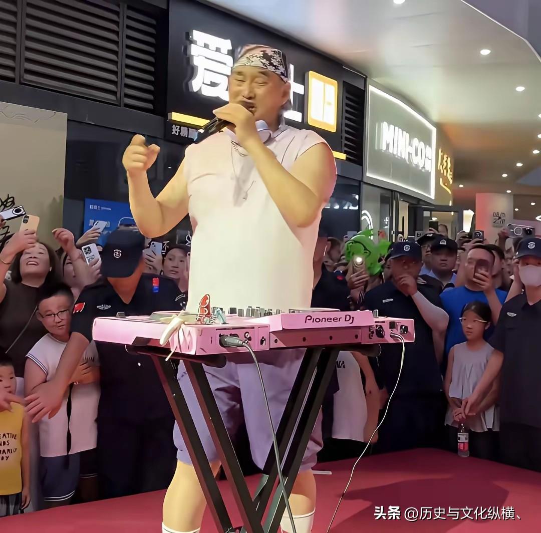 朱之文给当地社区带去了欢乐，能量足，很正呀！