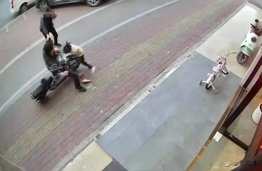 1月28日，广东一位妈妈晒出一段监控，画面显示孩子爸爸在马路对面打电话未制止在马