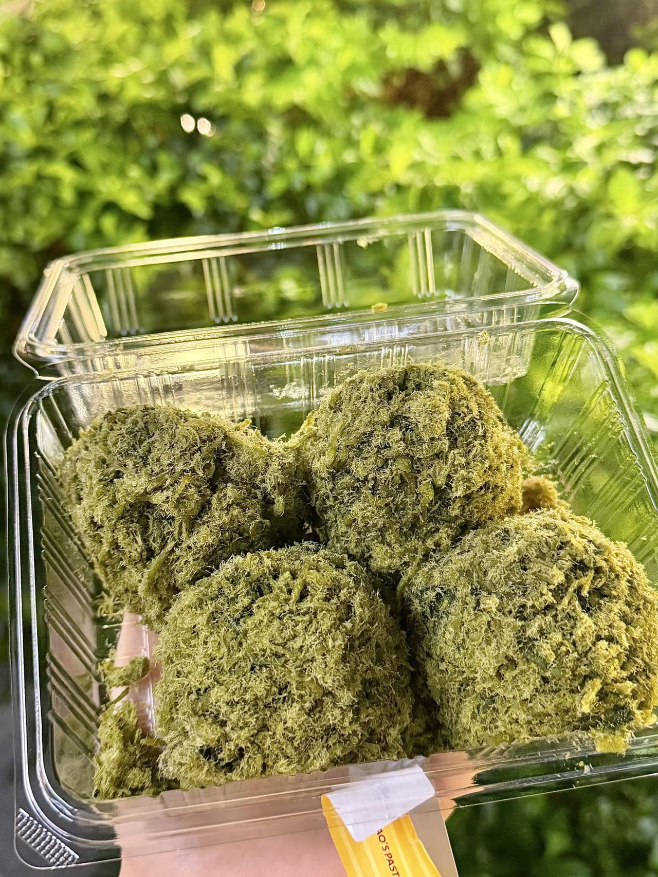 鲍师傅新品抹茶肉松小贝，很清新的味道，抹茶肉松很酥脆，比以前那版好吃！！我在广州