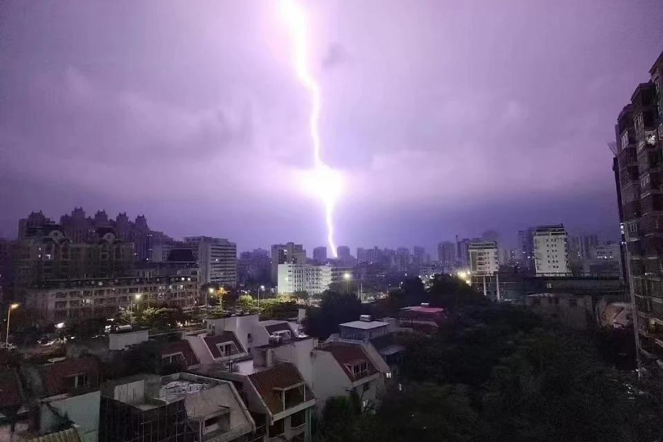 一道闪电的瞬间温度，比太阳表面还要高

今天刷到个科普视频，颠覆了认知。

很多