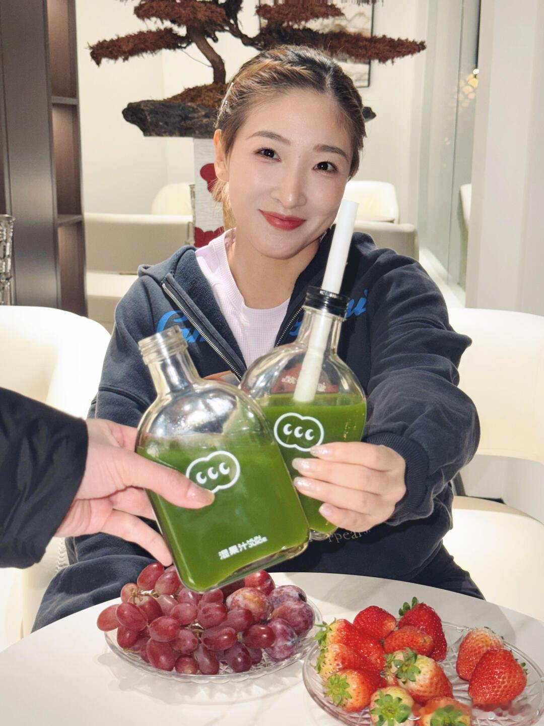 刘诗雯：分享最近✨运动后的开心瞬间🥬🍊🍋🍐 