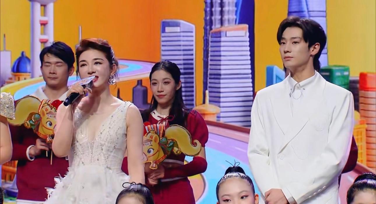 黄奕担任东方卫视晚会主持人好适合当主持人，主持了东方卫视晚会！作为演员，她是能驾