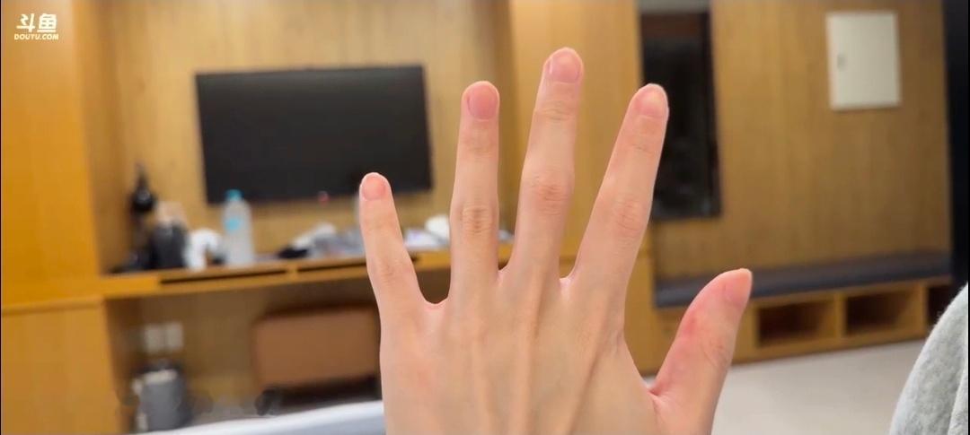 crisp刘青松刘青松直播时刻 主播：我的指甲都是咬的，我看过田野咬指甲，手都有