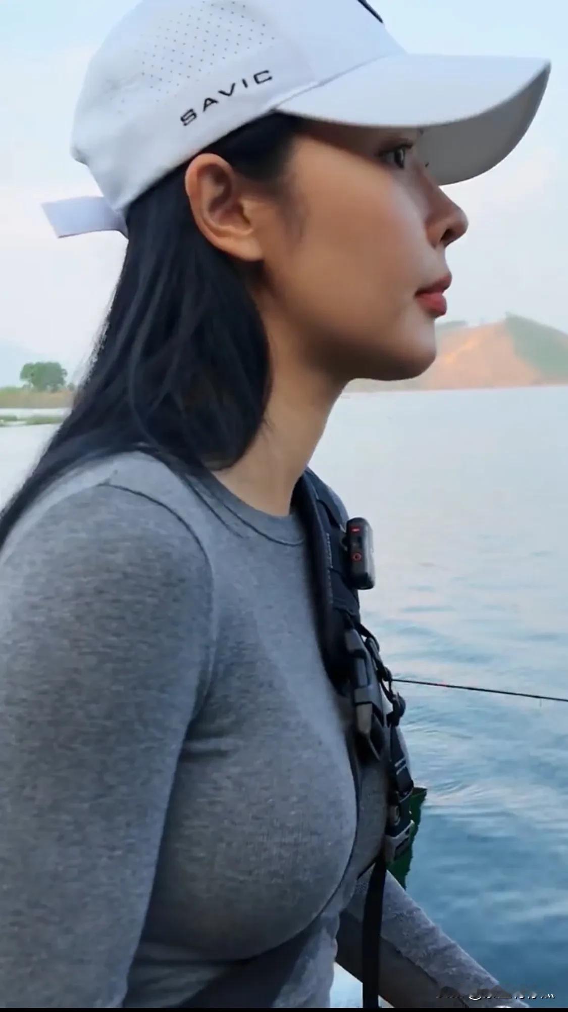 #黑色牛仔裤配什么鞋子好看?#
今天穿着黑色牛仔裤，去钓鱼了。它舒适又百搭，搭配