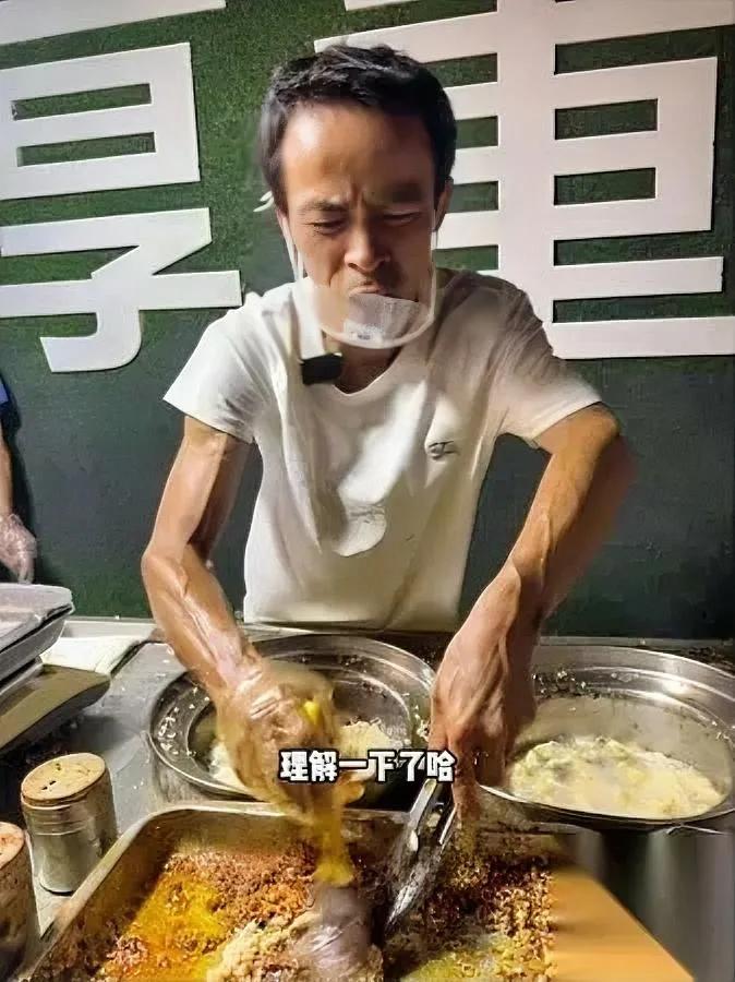 刷到鸡排哥视频笑喷了！

前几天还耍帅抛鸡排，

国庆第一天咋变这样？视频里他摊