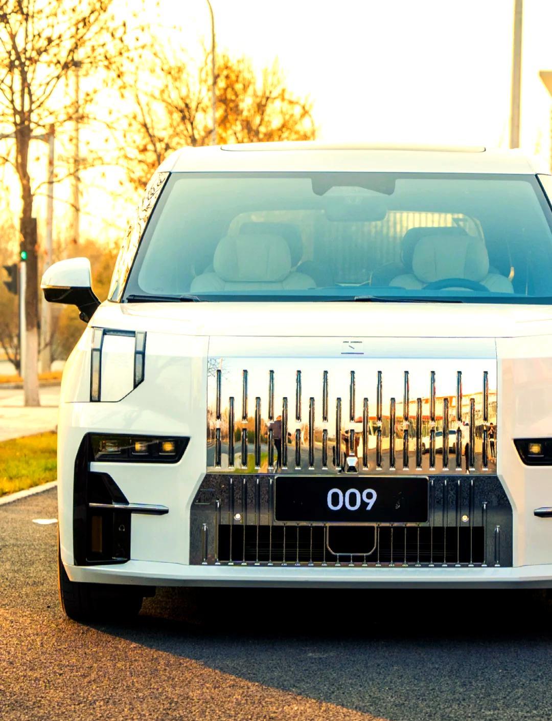 有行业消息称，极氪汽车或将在北京车展期间推出极氪009的七座家庭版车型，可能命名