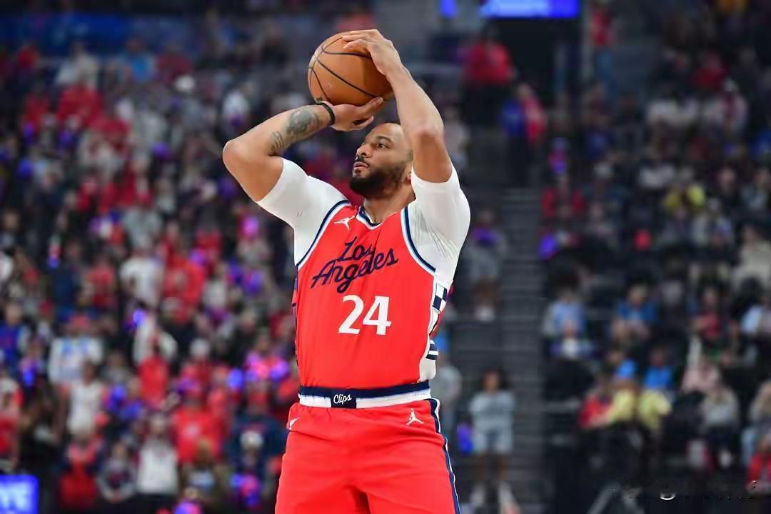 快船夏天送走鲍威尔是最大败笔
今年夏天，快船、热火、爵士达成三方大交易，快船将鲍