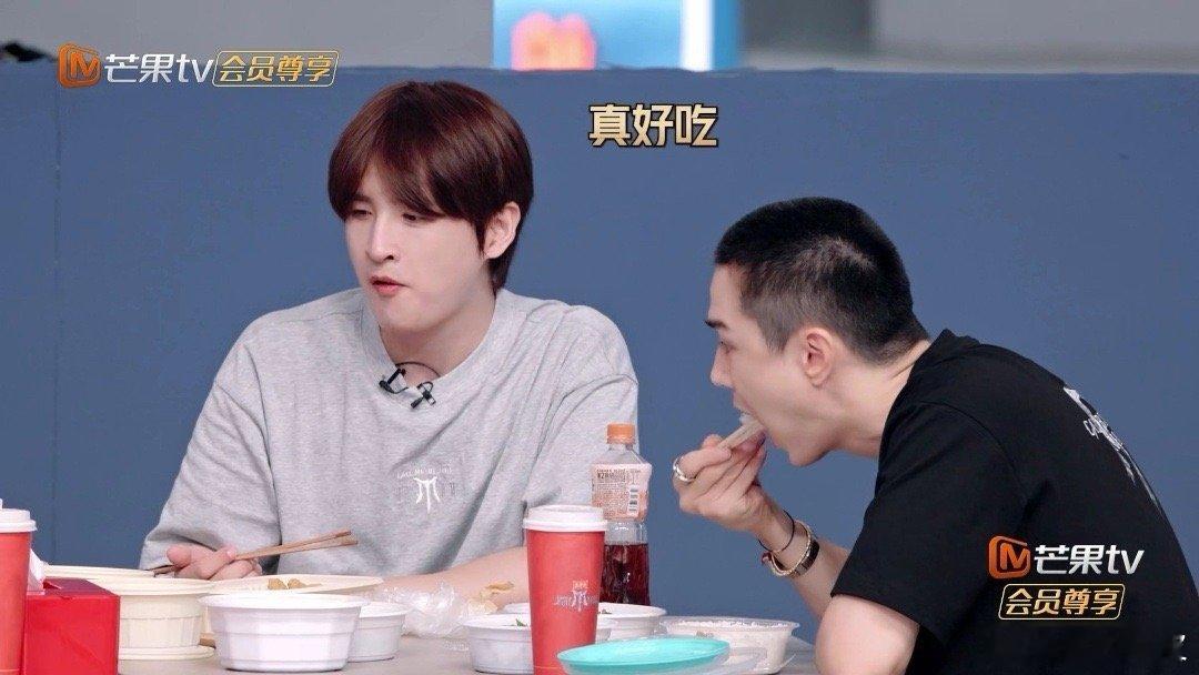 张远演我减肥 李承铉：吃点鸡蛋青菜没事的！我：好的我再加几块肉[哈哈] ​​​