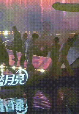 沈月魏哲鸣 公主骑士即视感公主起身离开，骑士轻轻帮公主提起裙摆已经脑补出一部偶像