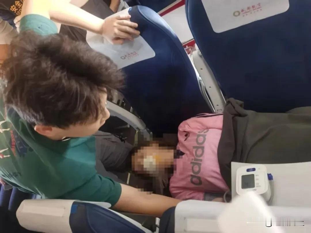 武大，我敬你学子救人，扳回一局！
大二医学生孙毅杰在航班上的挺身而出，让我们看到