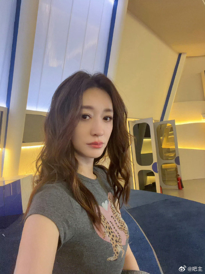 李小冉乘风微博高光人物浪姐总决赛 为李小冉的高光时刻狠狠动容，初舞台和队友互相扶