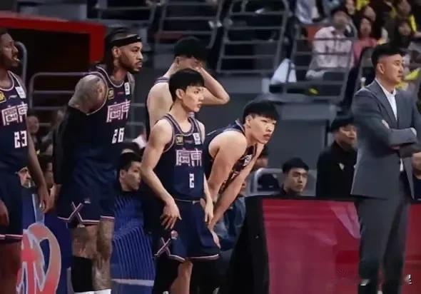 广东宏远第二阵容的徐杰、莫兰德、库克、张皓嘉、张昊昨晚站在场边筹待轮换，按照常规