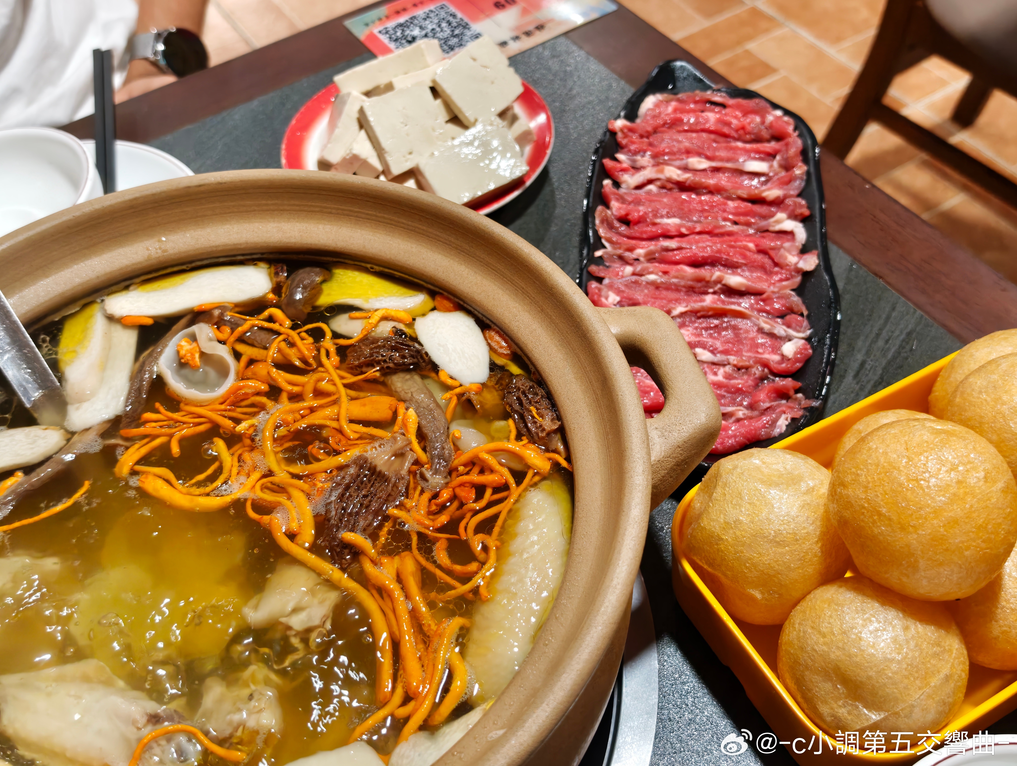 上次公司聚餐没吃尽兴，今天给ymm接风又去吃了，虽然没吃生蚝但是鸡豪赤料汁也豪赤