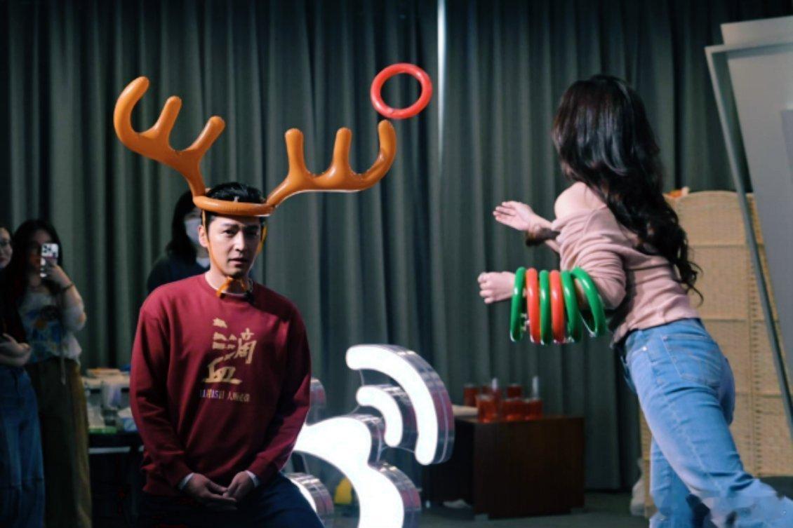 谁能想到《三滴血》扫楼会有这么萌的名场面！胡歌一戴上鹿角，瞬间从电影里的沉稳角色