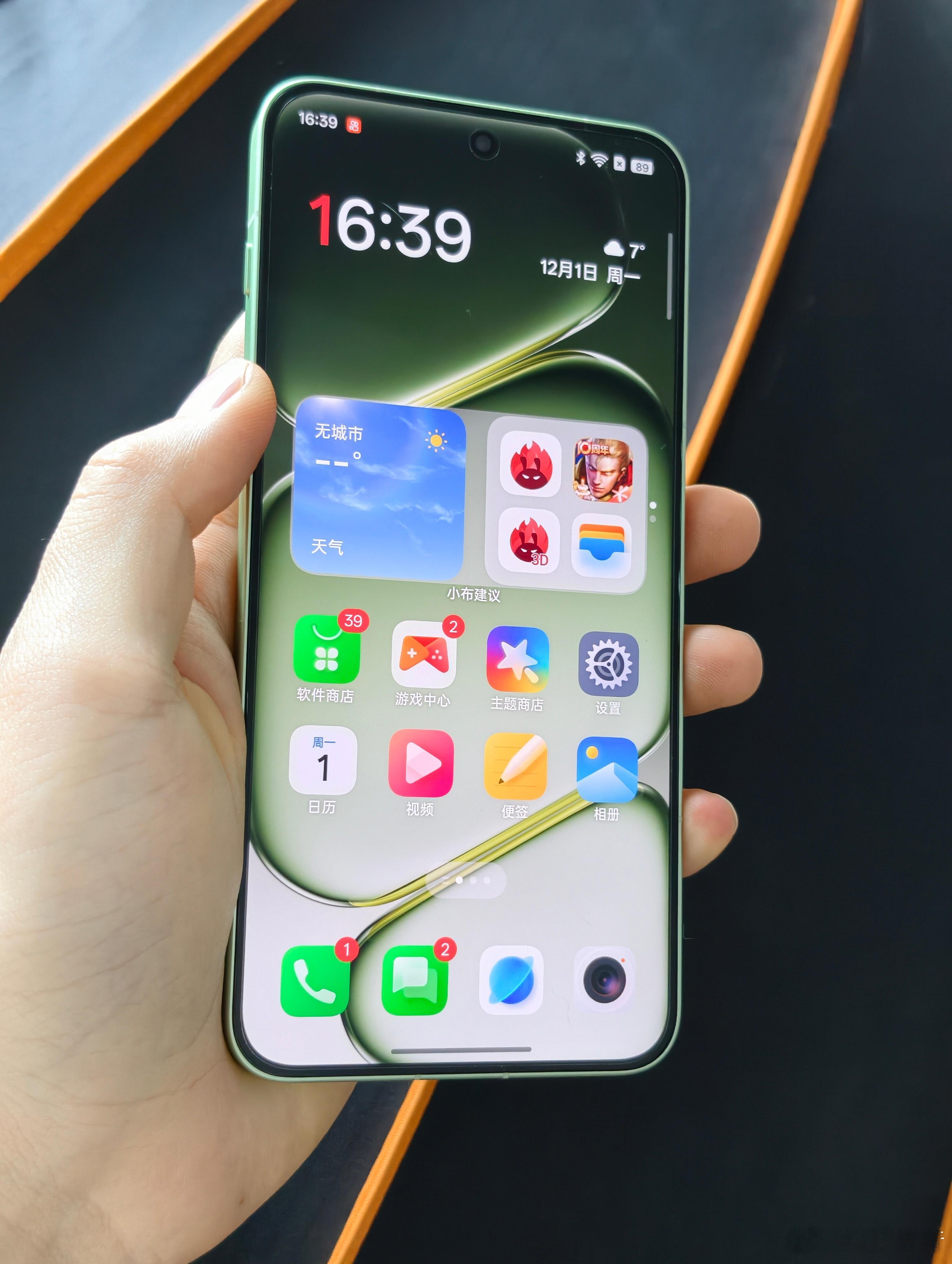 如果让我选一加的专属色，我一定会给到绿色。记得很早之前的机型一加就一直在出绿色配