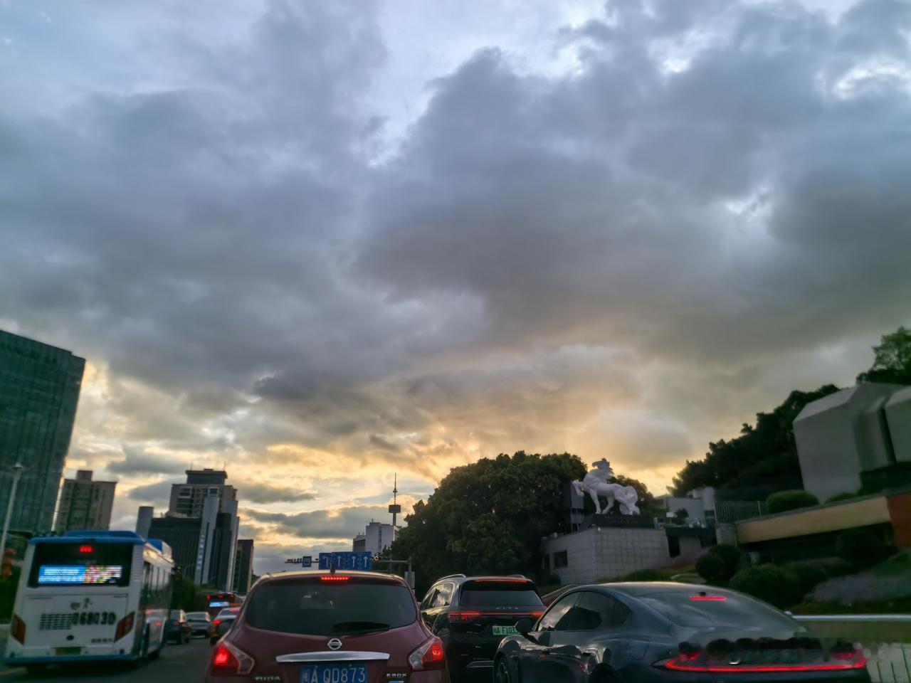 台风“红霞”能给福州带来一阵清凉吗？
下班时经过五一广场，仰头一看，今天终于有点