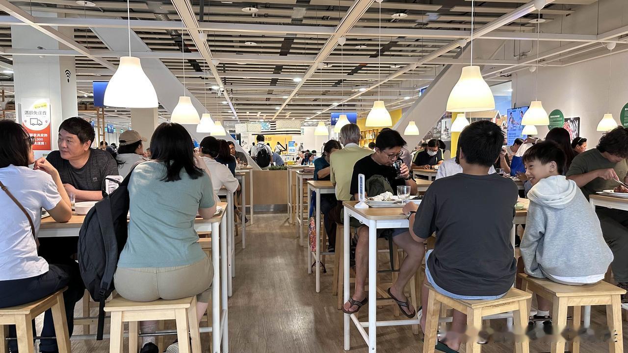 回到台北后，几乎天天外食，在餐厅里观察到一个很奇特的现象，许多人入座之后，会从包