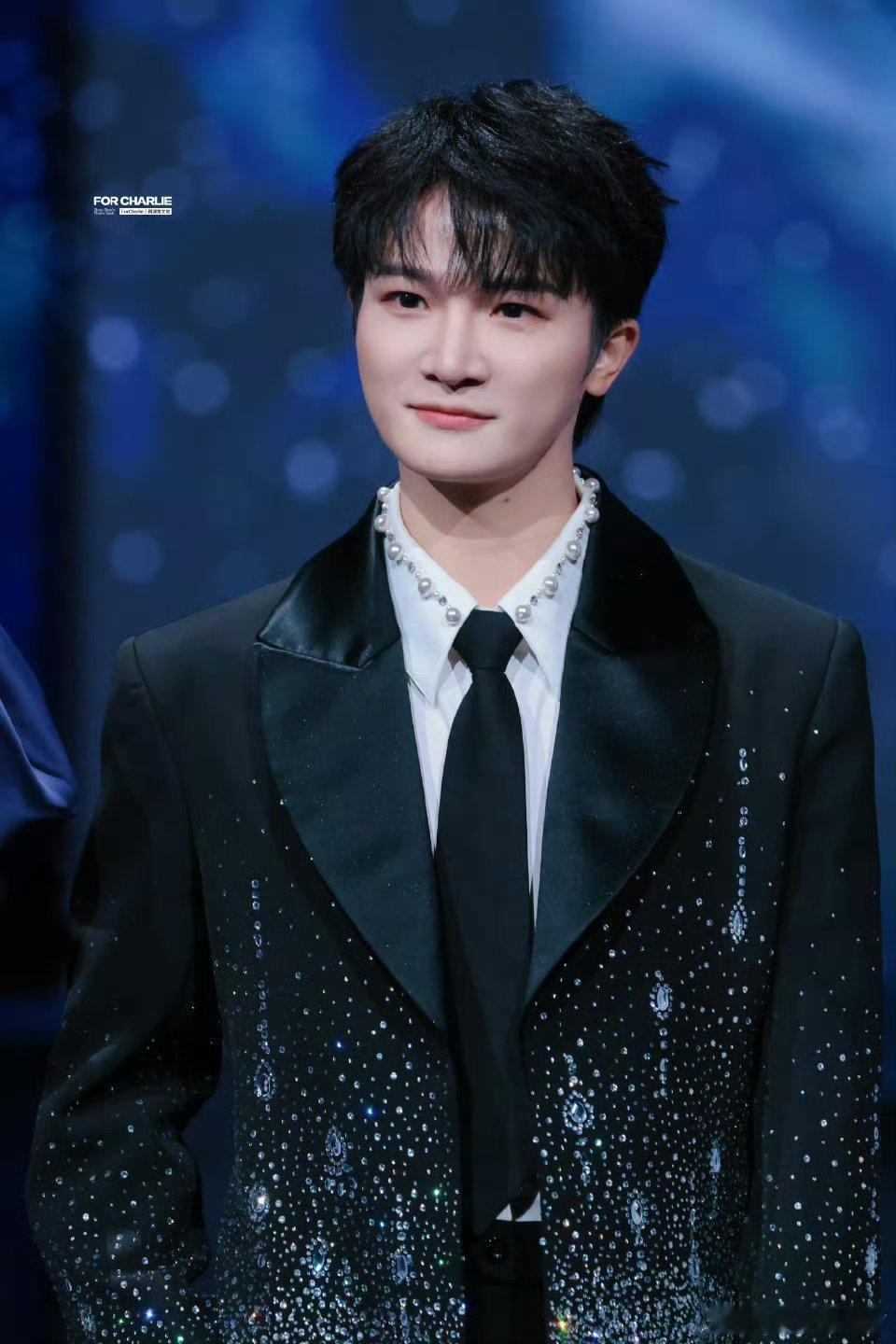 周深忙前忙后微博之夜周深忙到脚不沾地，双红毯+表演+社交，四小时解锁N种身份，周