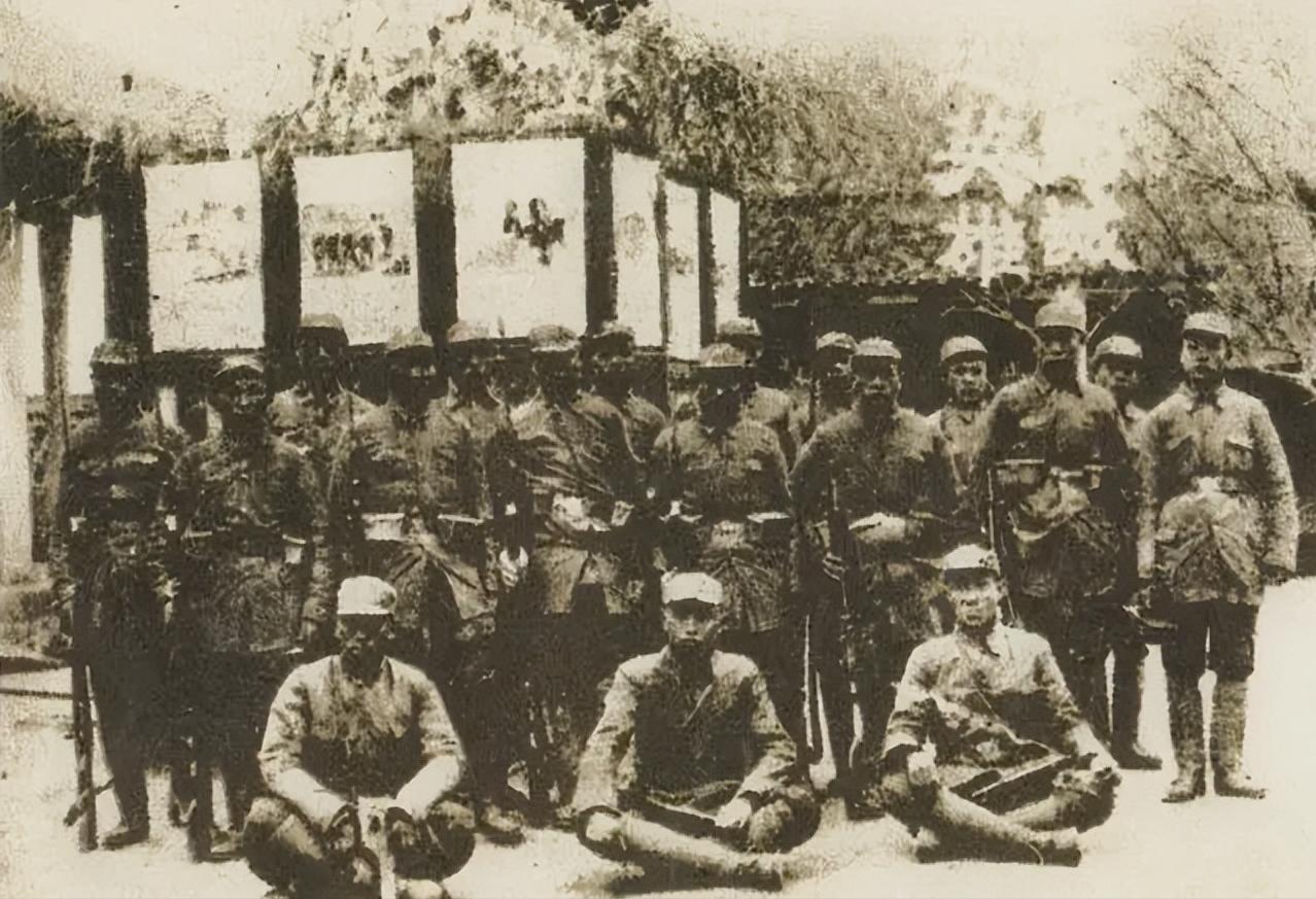 抗战时，曾国华旅奔袭郯城，激战一夜登上城楼，正当大家以为胜利时，西边忽传来机枪声