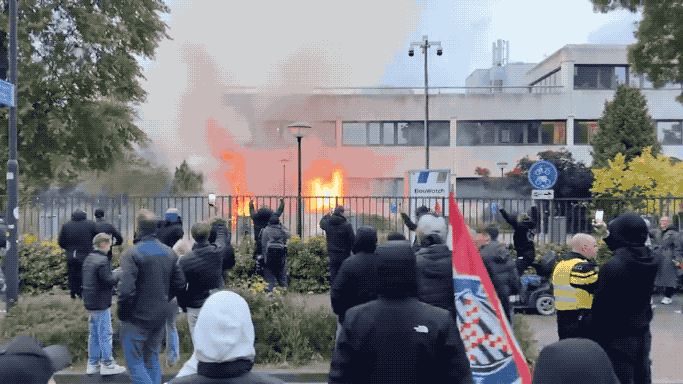 荷兰小镇大爆乱：400民众火烧庇护中心，暴露欧洲移民政策崩盘！近日在荷兰乌得勒支