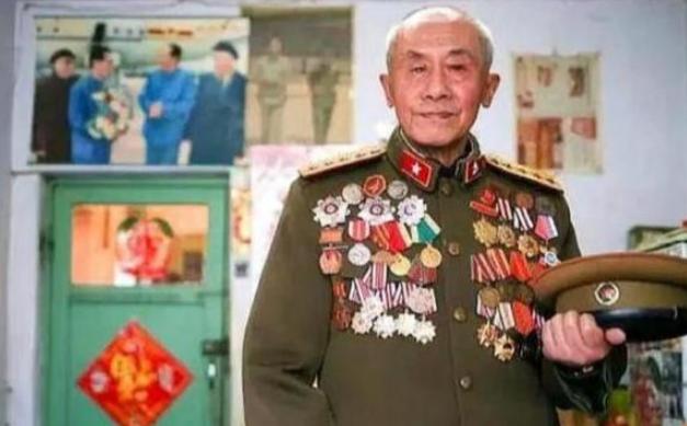 1938年，因我军待俘虏，两个日本兵有恃无恐还挑衅我军战士。我军战士将其中一个俘