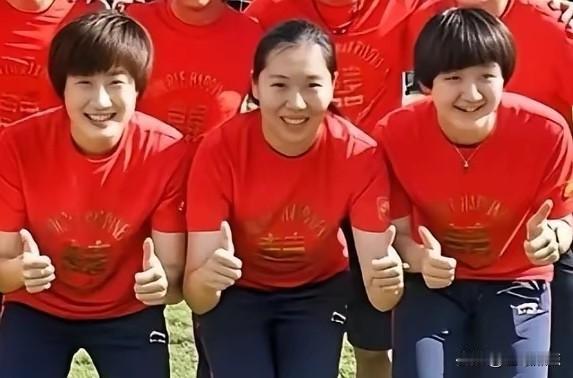 国乒三女将同框的画面总是很吸睛。
彼年，陈梦年龄还小，那小表情超可爱，毕竟谁能拒
