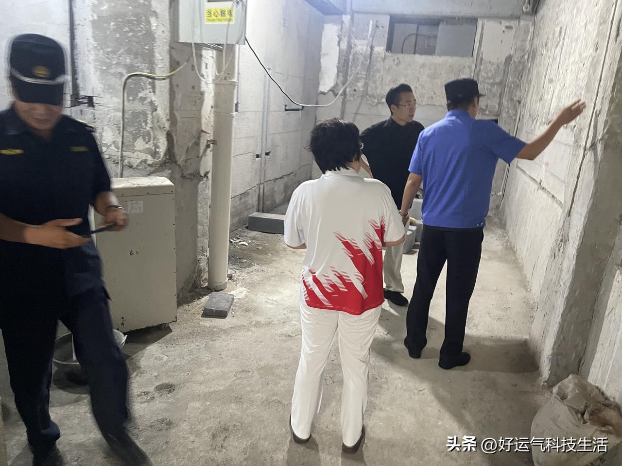 我这青岛退休大姐可太无奈了😆 

今天我们楼的单元门的人脸识别又闹脾气了！因为
